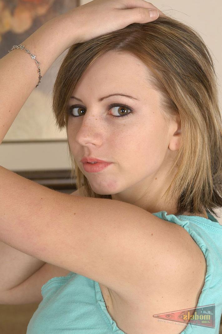 16P A pequena amadora Lexi B agarra sua bunda sexy enquanto brinca com sua buceta
