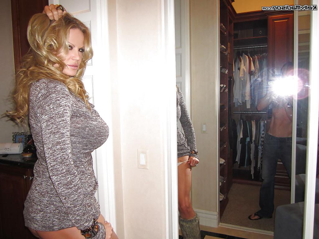 16P Masturbando milf Kelly Madison brinca sua buceta amadora em close-up