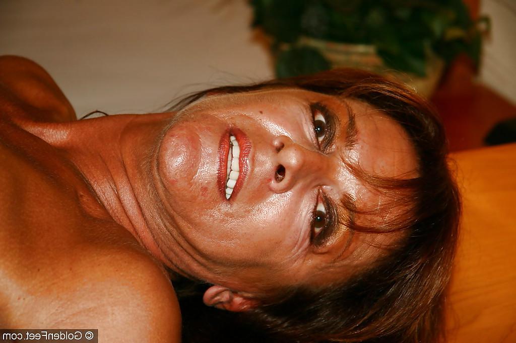 16P Mulher madura do Reino Unido, Lady Sarah, revelando um piercing na vagina sob uma mangueira sem virilha