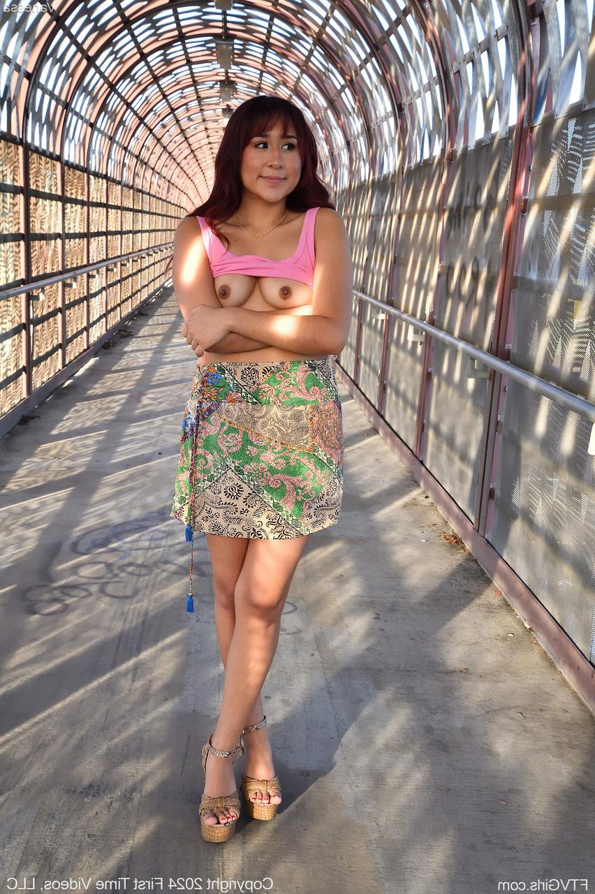 20P Glamorous babe Vanessa strips and flaunts her great body in her compilation