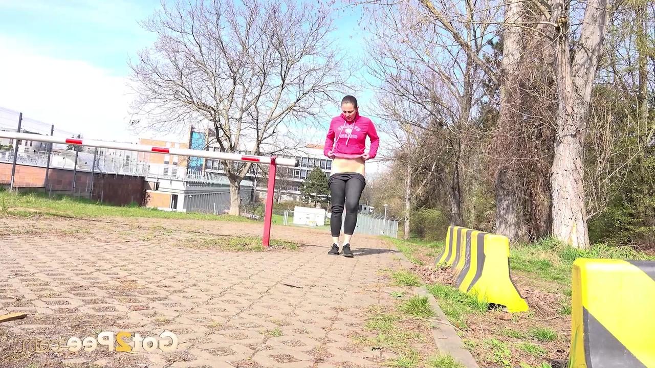 13P A garota caucasiana Valentina Ross mija urgentemente em um caminho durante o dia