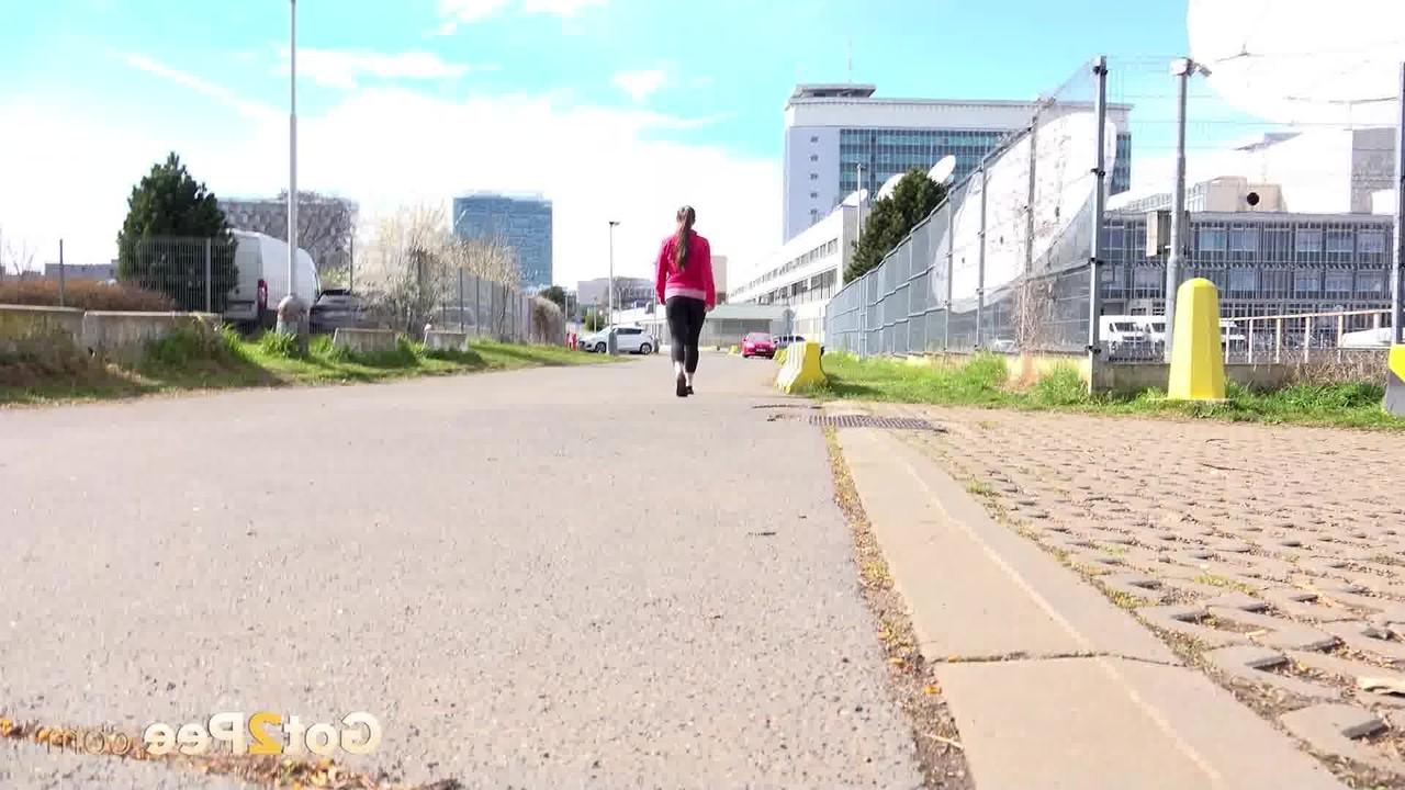 13P A garota caucasiana Valentina Ross mija urgentemente em um caminho durante o dia