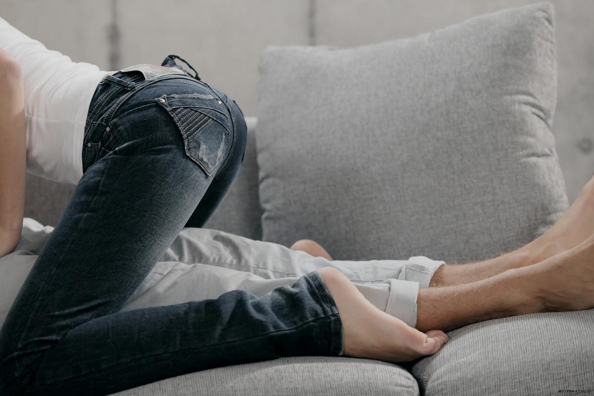 16P A adolescente excitada Angélica seduz seu homem com um beijo enquanto está descalça em jeans