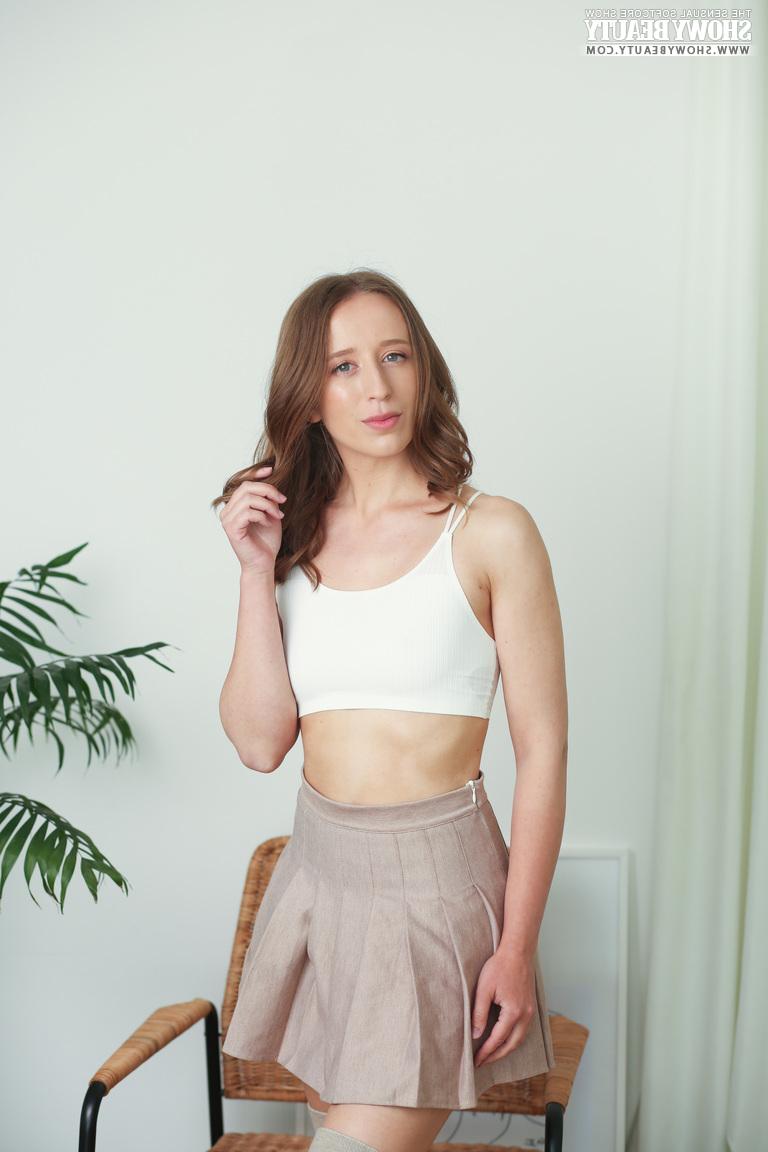 20P La jolie fille Amy fait ses débuts nus avec confiance