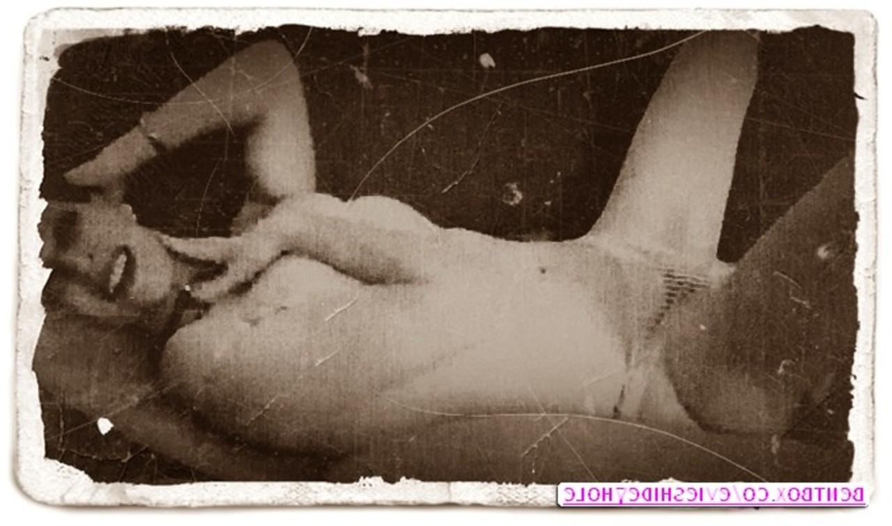 20P Mujer vintage de tetas pequeñas se frota su sabroso coño en un show en solitario