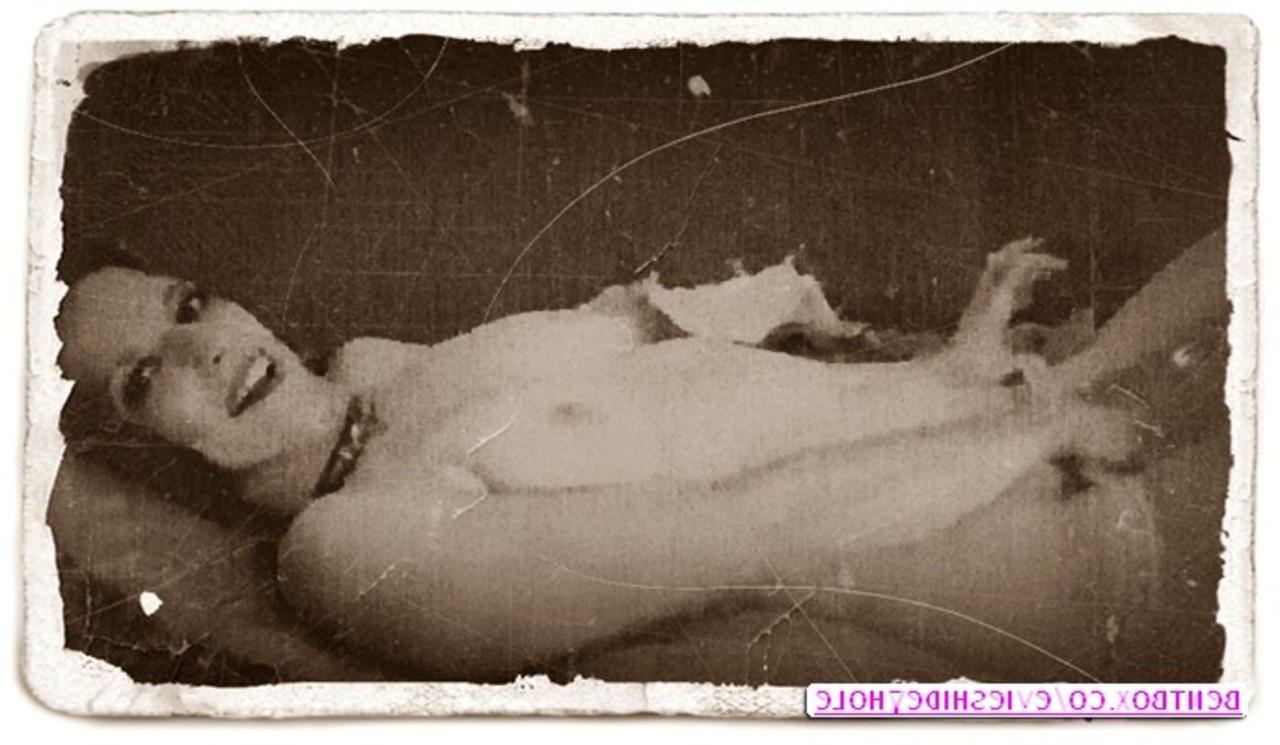 20P Mujer vintage de tetas pequeñas se frota su sabroso coño en un show en solitario