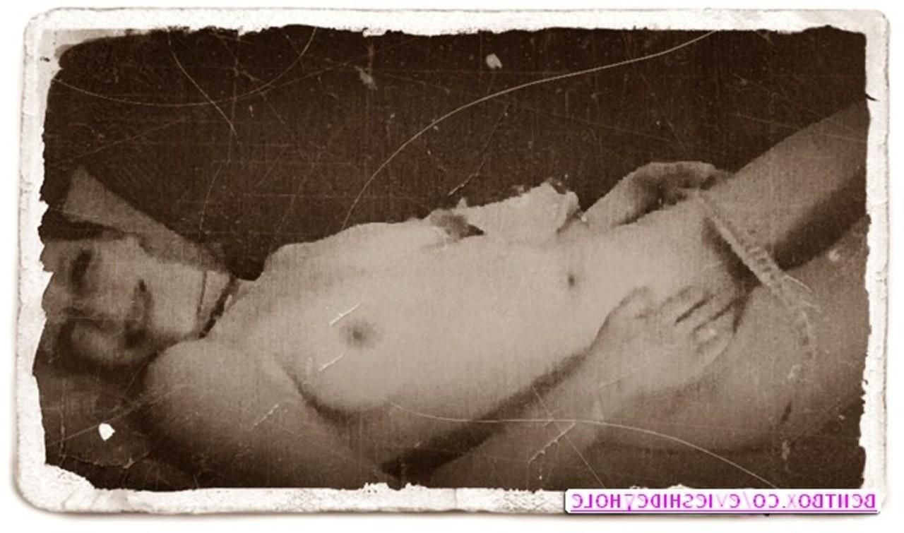 20P Mujer vintage de tetas pequeñas se frota su sabroso coño en un show en solitario