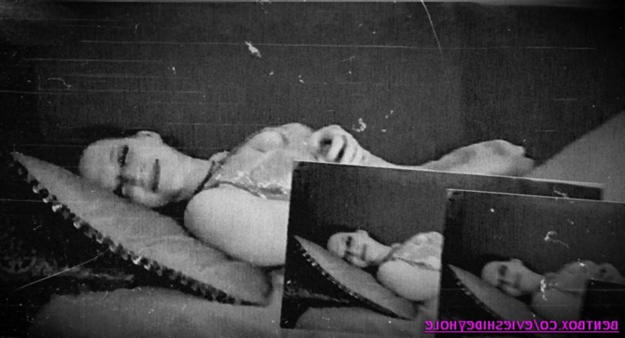 20P Mujer vintage de tetas pequeñas se frota su sabroso coño en un show en solitario
