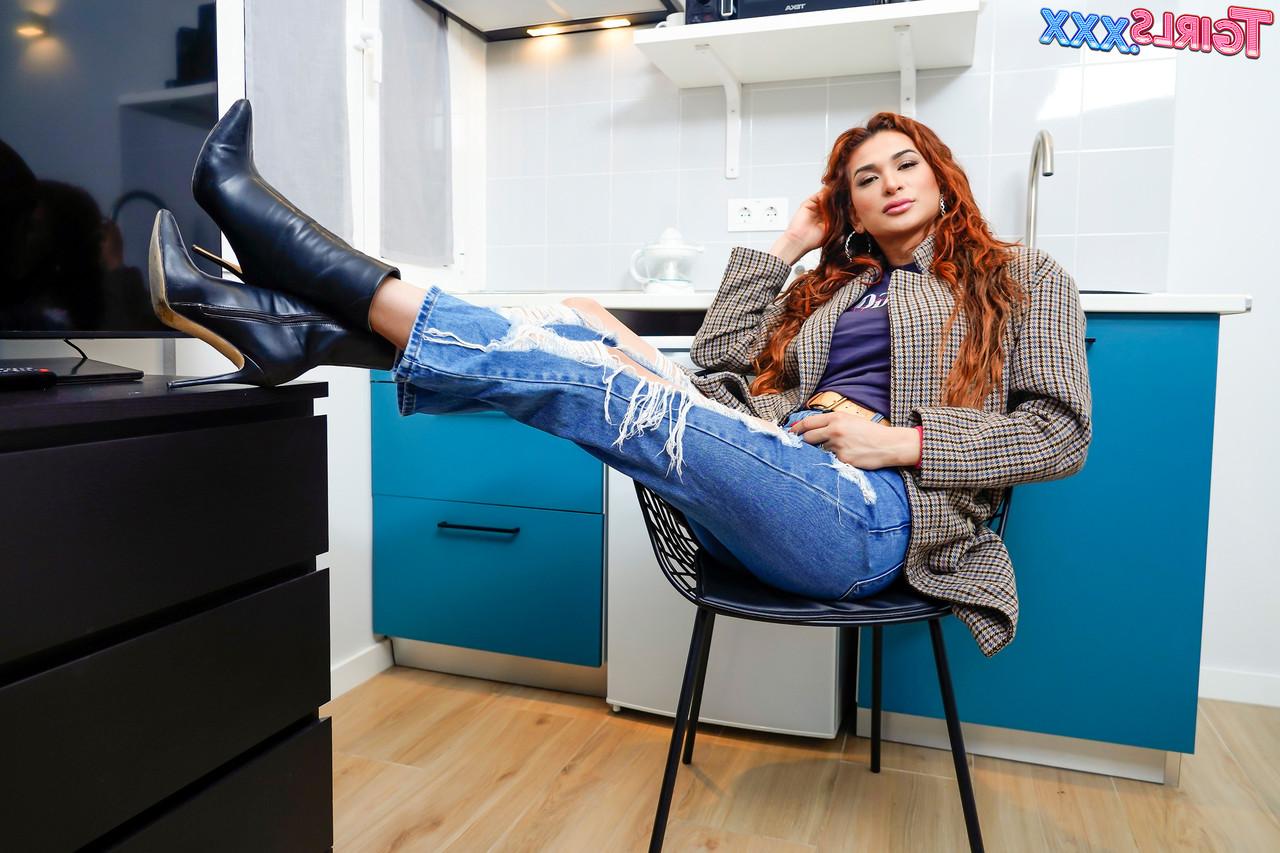 16P La sexy transexual Dayanna Vidal se desnuda en la cocina y muestra su gran culo y sus tetas