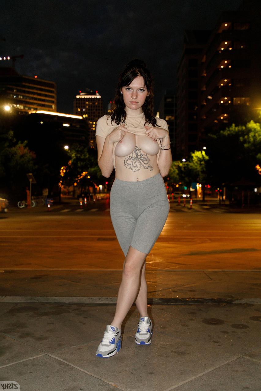 13P A gata sexy Emberlynn Schmidt mostra seus lindos seios e sua bunda grande