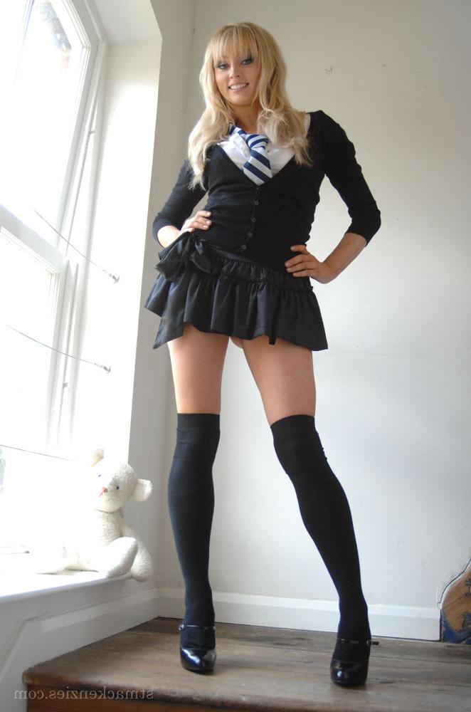 15P Adorable nena con calcetines negros elle parker quitándose el uniforme escolar
