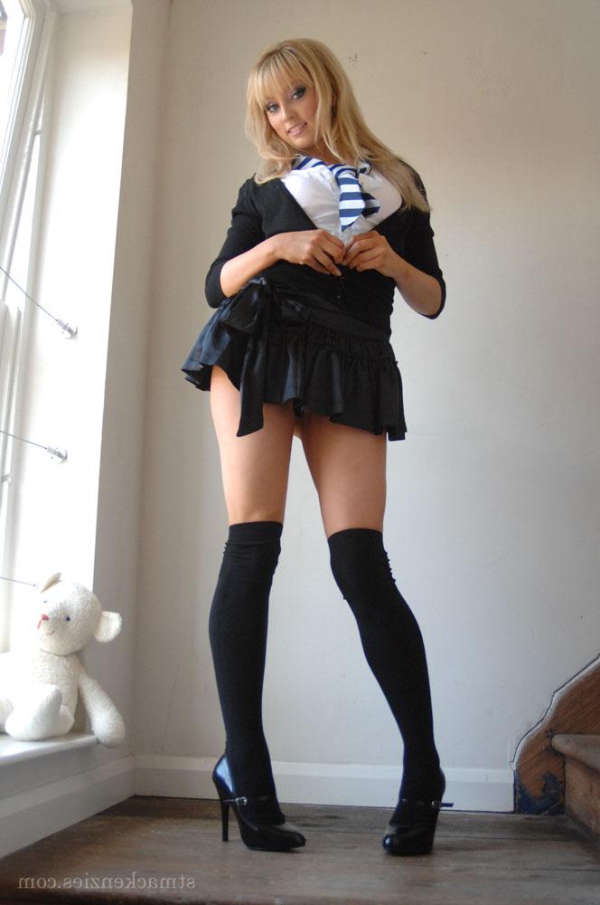 15P Adorable nena con calcetines negros elle parker quitándose el uniforme escolar