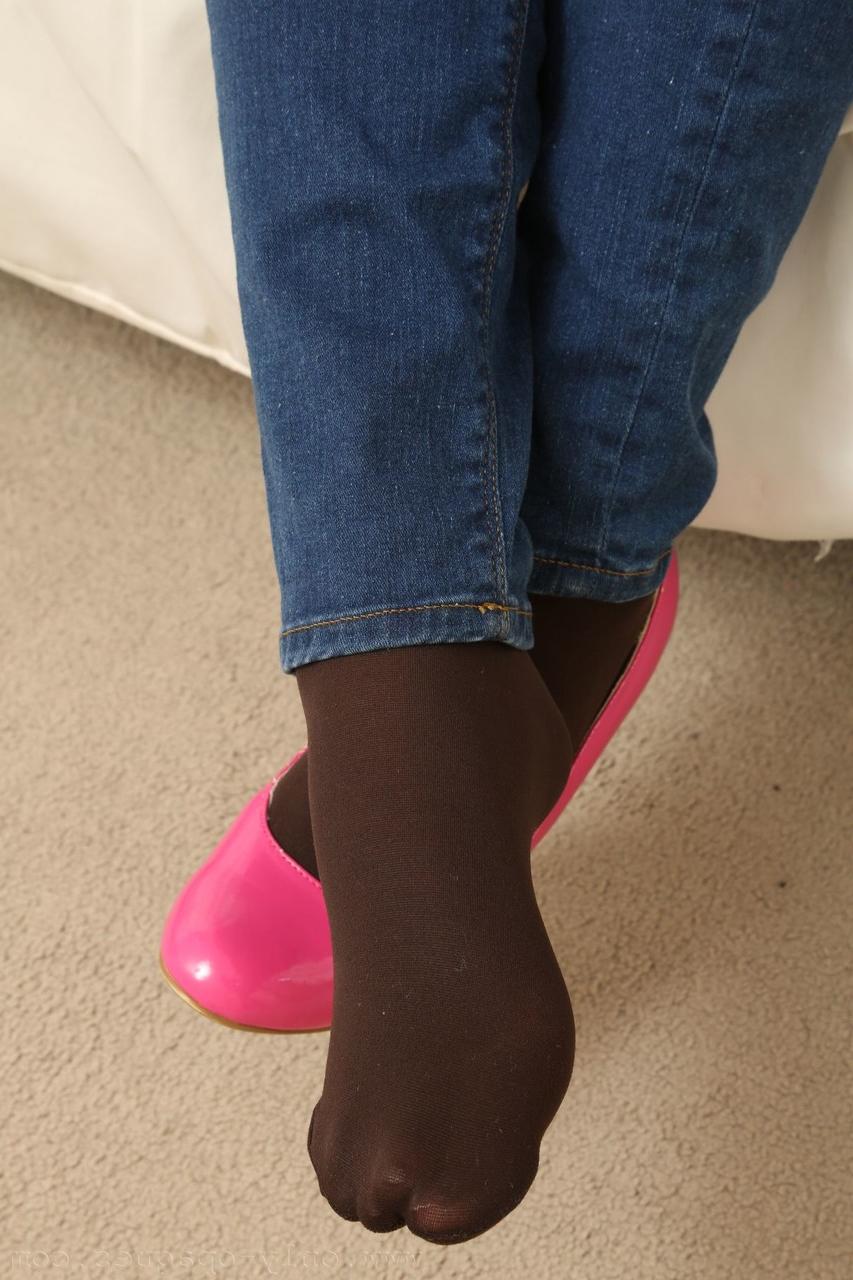 20P A gata de tirar o fôlego Alexa tira seus jeans apertados e posa com meia-calça preta