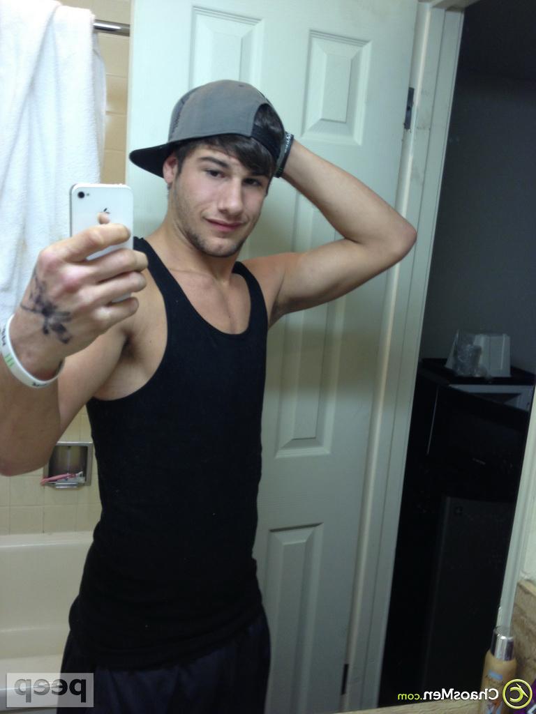 11P Gay hunk Nico takes nude selfies showing his muscular body & his hard dick