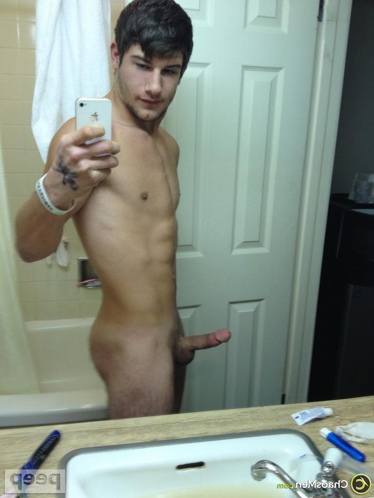 11P Gay hunk Nico takes nude selfies showing his muscular body & his hard dick