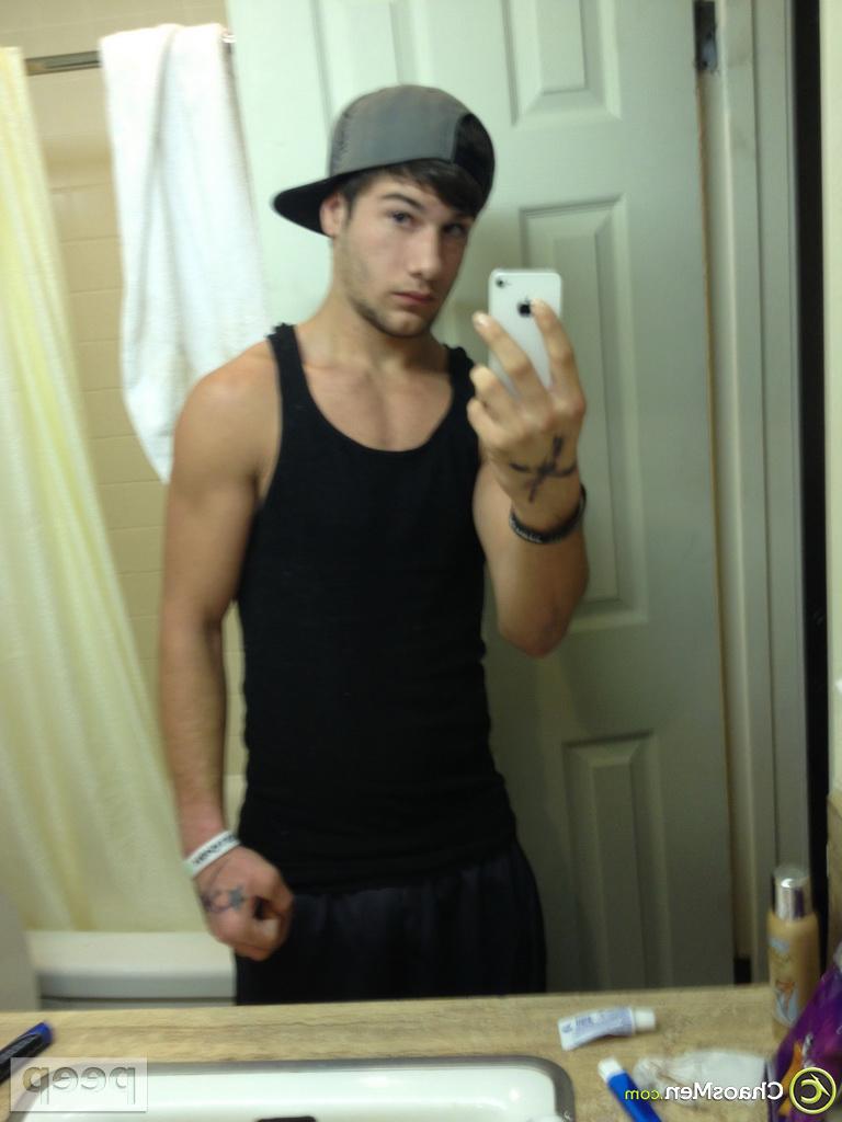 11P Gay hunk Nico takes nude selfies showing his muscular body & his hard dick