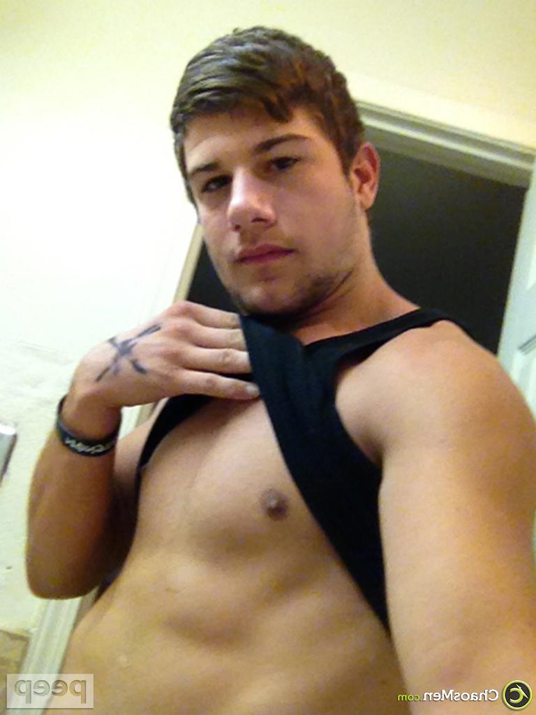 11P Gay hunk Nico takes nude selfies showing his muscular body & his hard dick