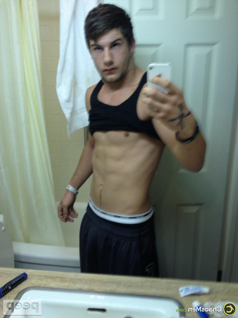 11P Gay hunk Nico takes nude selfies showing his muscular body & his hard dick