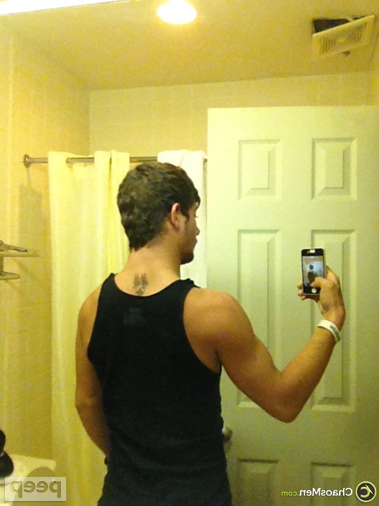 11P Gay hunk Nico takes nude selfies showing his muscular body & his hard dick