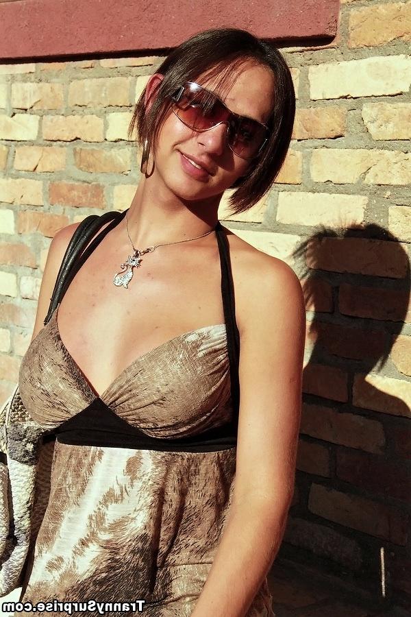 16P La guapa transexual latina Paulah Velasks cabalgando encima con una gran polla en el culo
