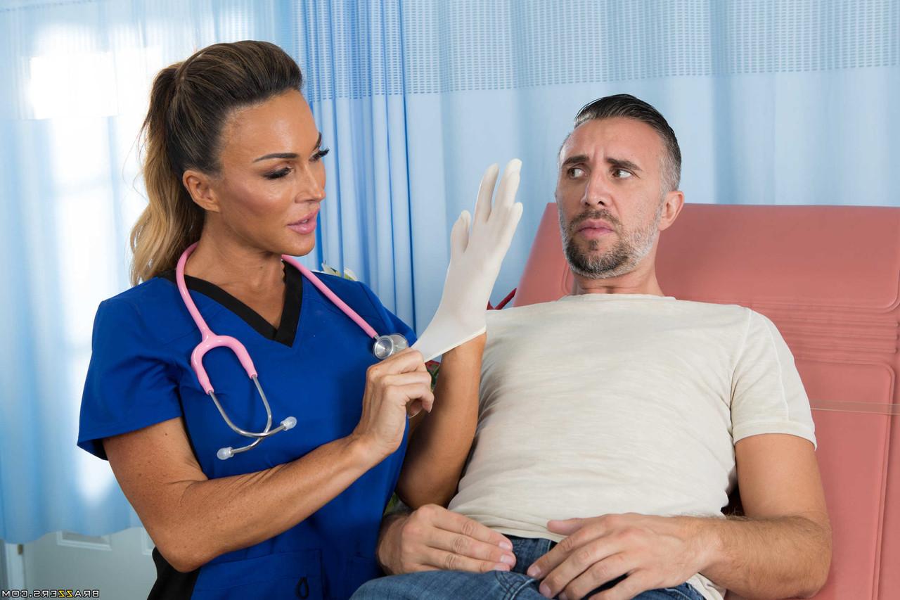 20P Médica com peitos grandes Aubrey Black dá um BJ ao paciente e monta seu pau enorme