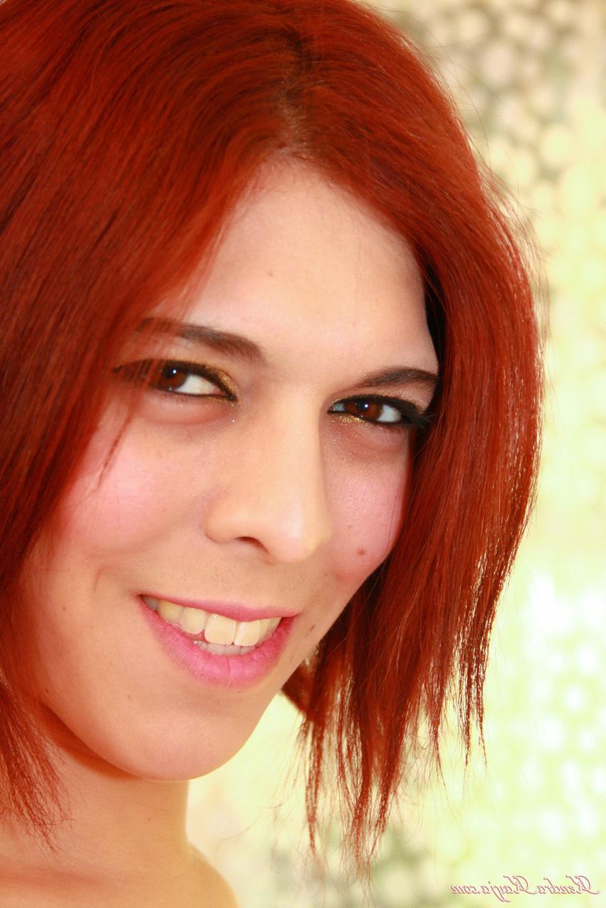 18P Sexy dünne Shemale zeigt ihre lutschbaren Eier und ihr einladendes anales Liebesloch