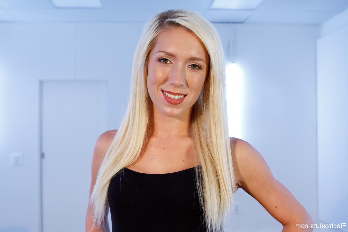 20P Blondes Maia Davis & Aiden Starr teasing with their phenomenal curves