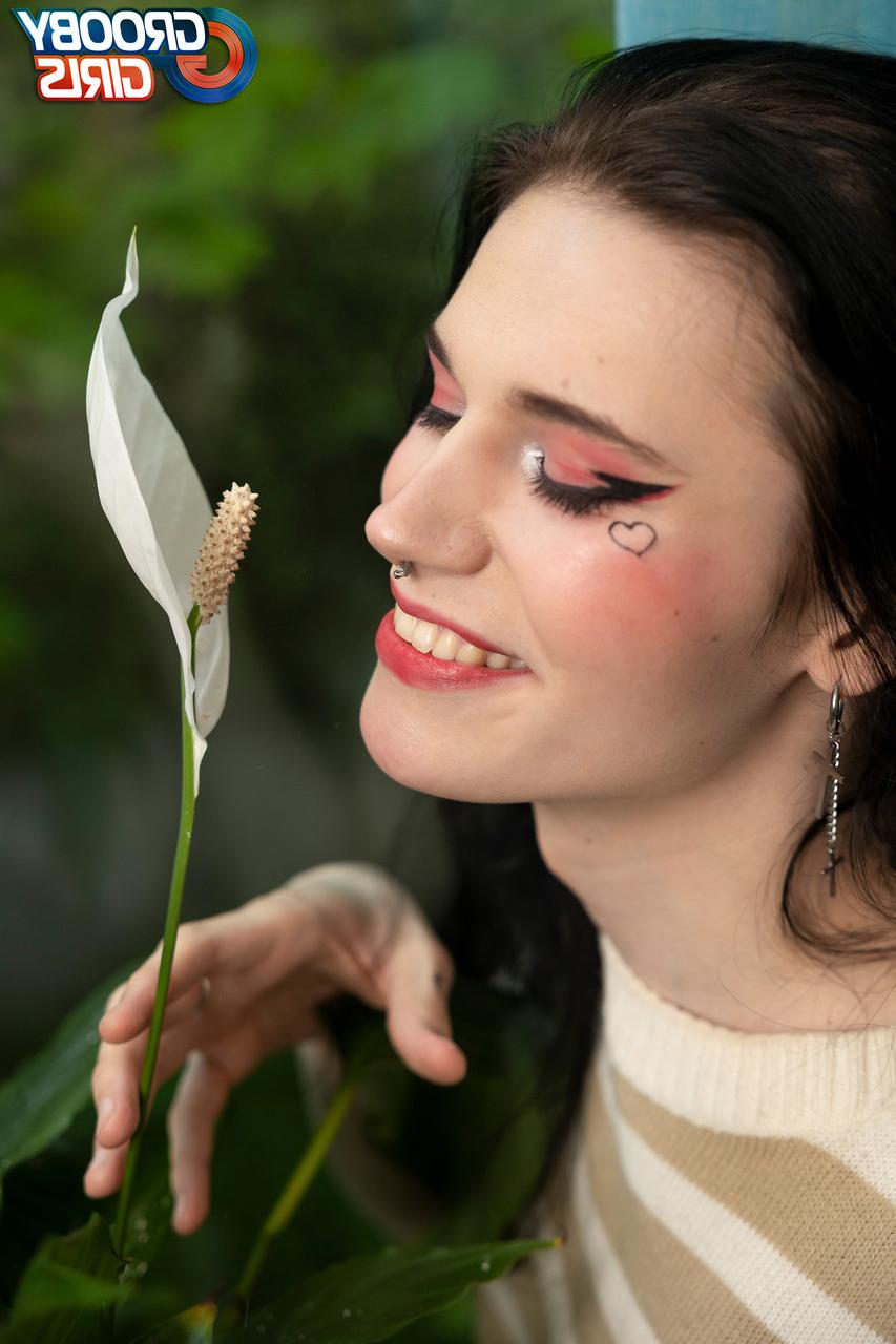 16P Die sexy brünette Shemale Willow Astilbe stellt ihre heißen Füße zur Schau und spielt selbst