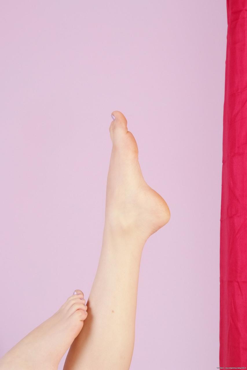 20P A pequena adolescente Kirsty fica de quatro para mostrar sua bunda grande e buracos cor de rosa