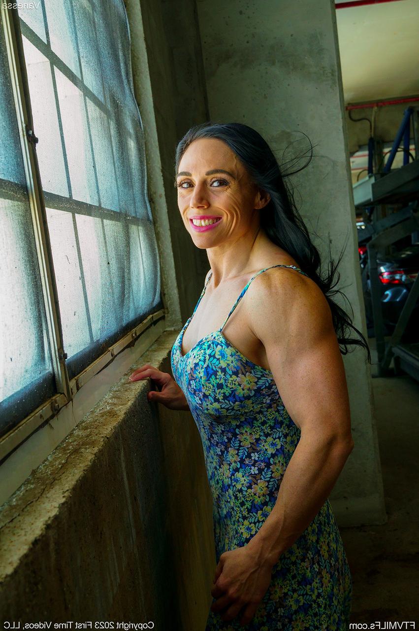 15P Die brünette Bodybuilderin Vanessa zeigt bei Solo-Action ihre Titten und ihre Muschi