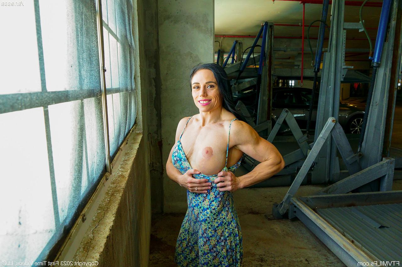 15P Die brünette Bodybuilderin Vanessa zeigt bei Solo-Action ihre Titten und ihre Muschi