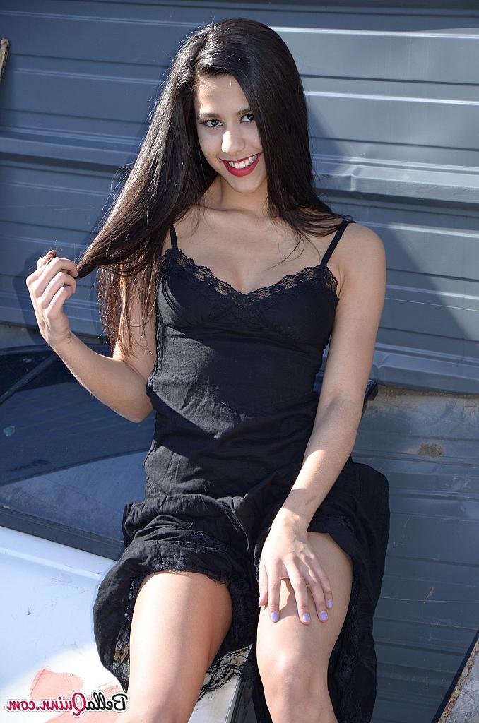 12P Die dunkelhaarige Amateurin Bella Quinn modelt draußen auf einem Schrottplatz in einem schwarzen Kleid