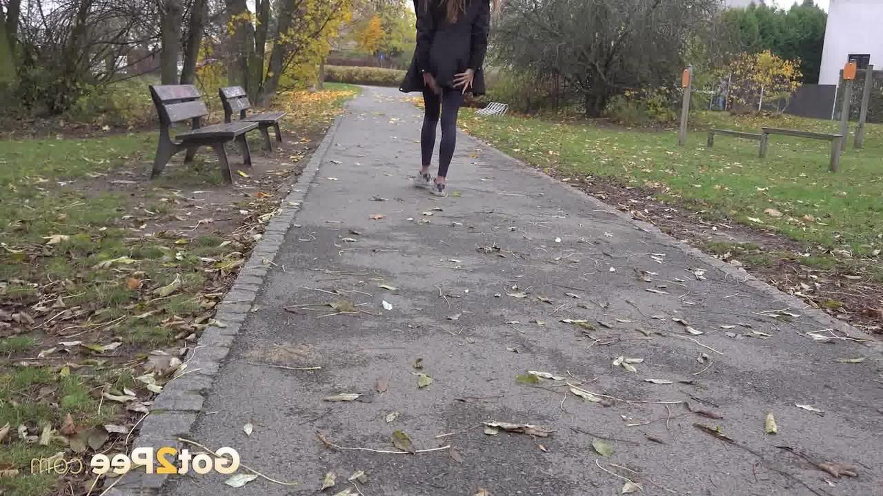 15P A garota caucasiana Maddi Black mija contra uma árvore em um parque