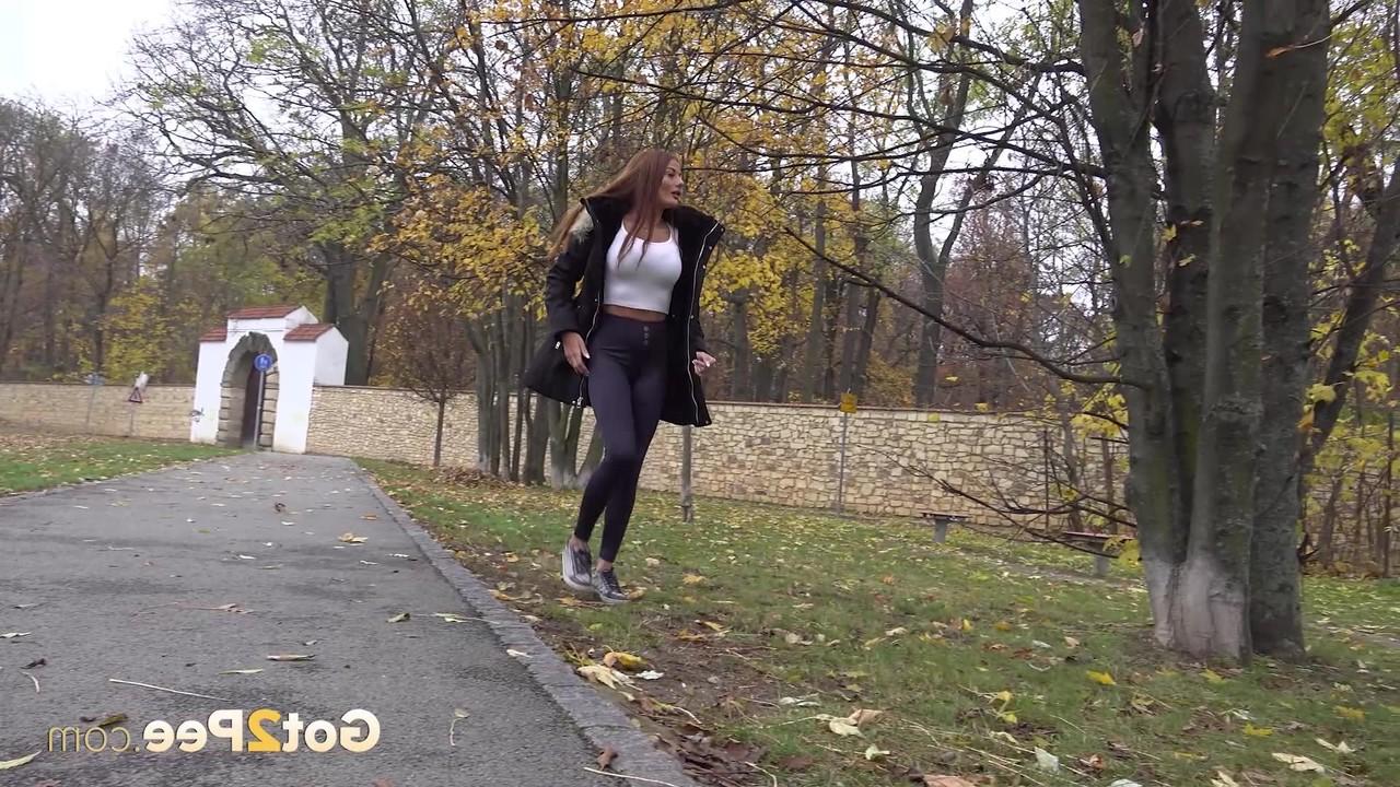 15P A garota caucasiana Maddi Black mija contra uma árvore em um parque