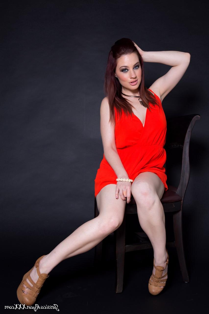 20P A estrela pornô em um vestido vermelho sexy Jessica Ryan tira a roupa para mostrar peitos grandes e vulva rosa
