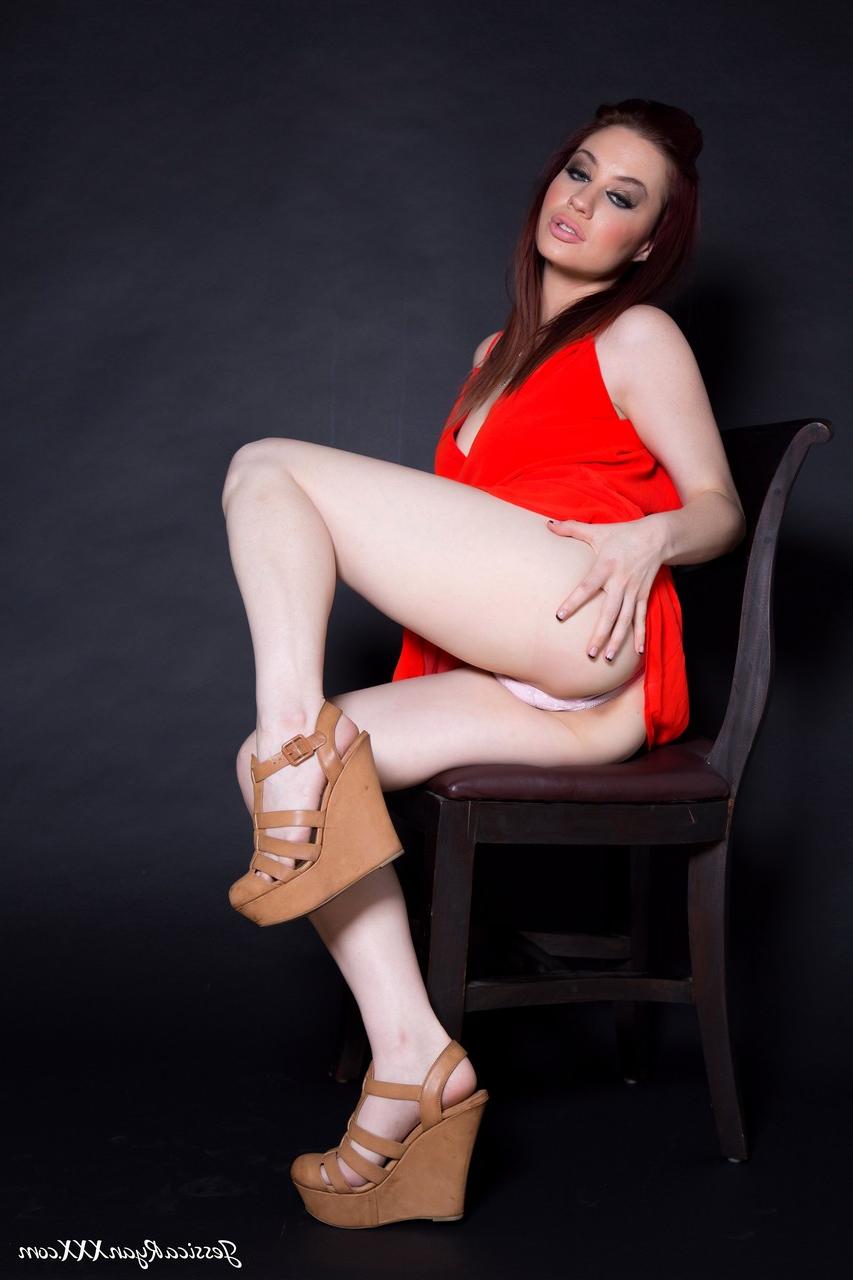 20P A estrela pornô em um vestido vermelho sexy Jessica Ryan tira a roupa para mostrar peitos grandes e vulva rosa