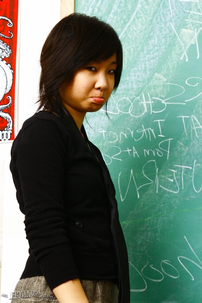 17P Asiatisches Schulmädchen mit kleinen Titten zieht sich im Klassenzimmer aus