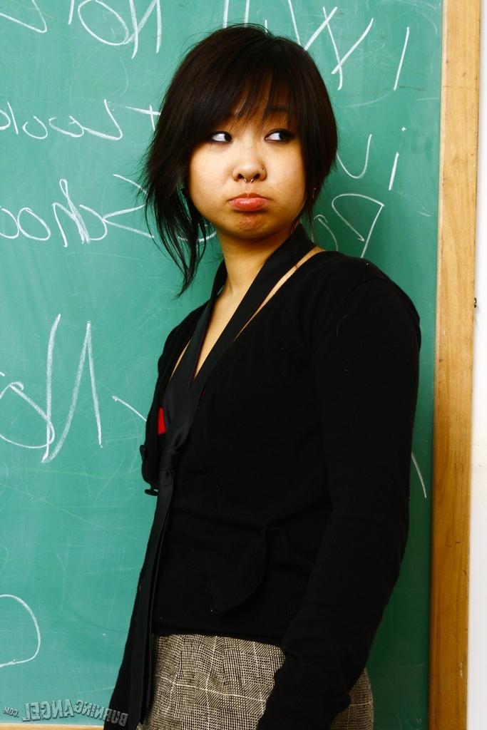 17P Asiatisches Schulmädchen mit kleinen Titten zieht sich im Klassenzimmer aus