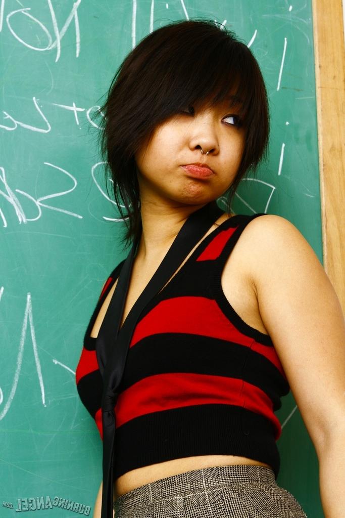17P Asiatisches Schulmädchen mit kleinen Titten zieht sich im Klassenzimmer aus