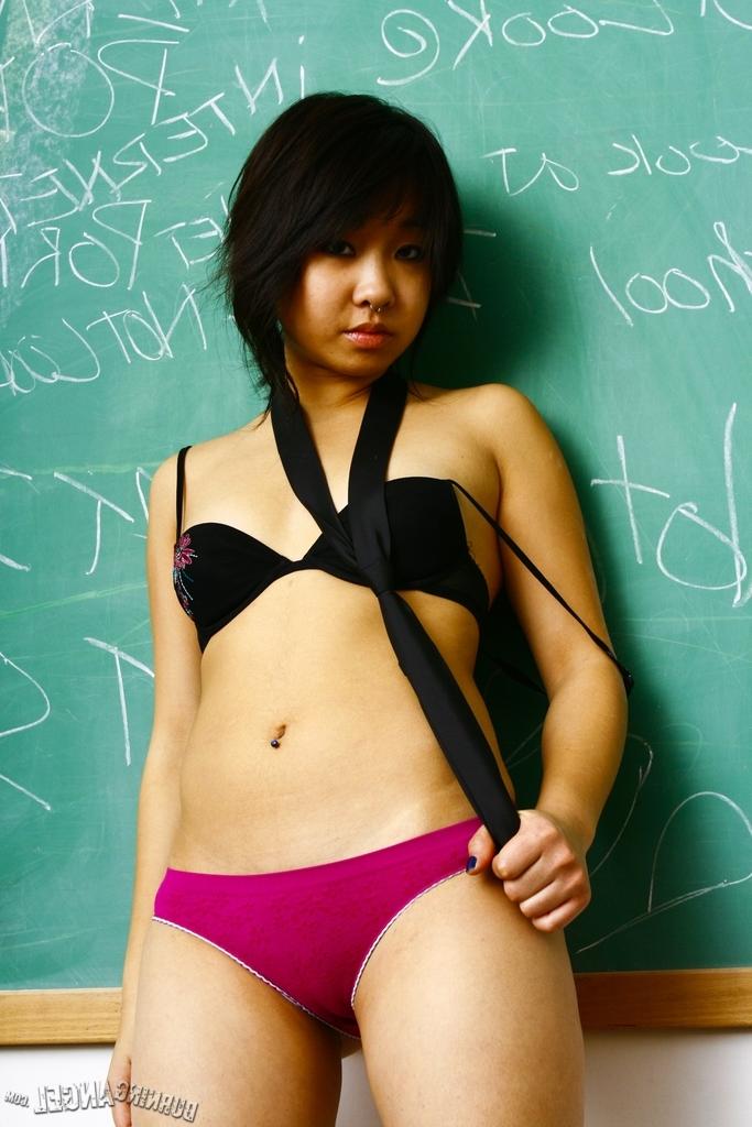 17P Asiatisches Schulmädchen mit kleinen Titten zieht sich im Klassenzimmer aus