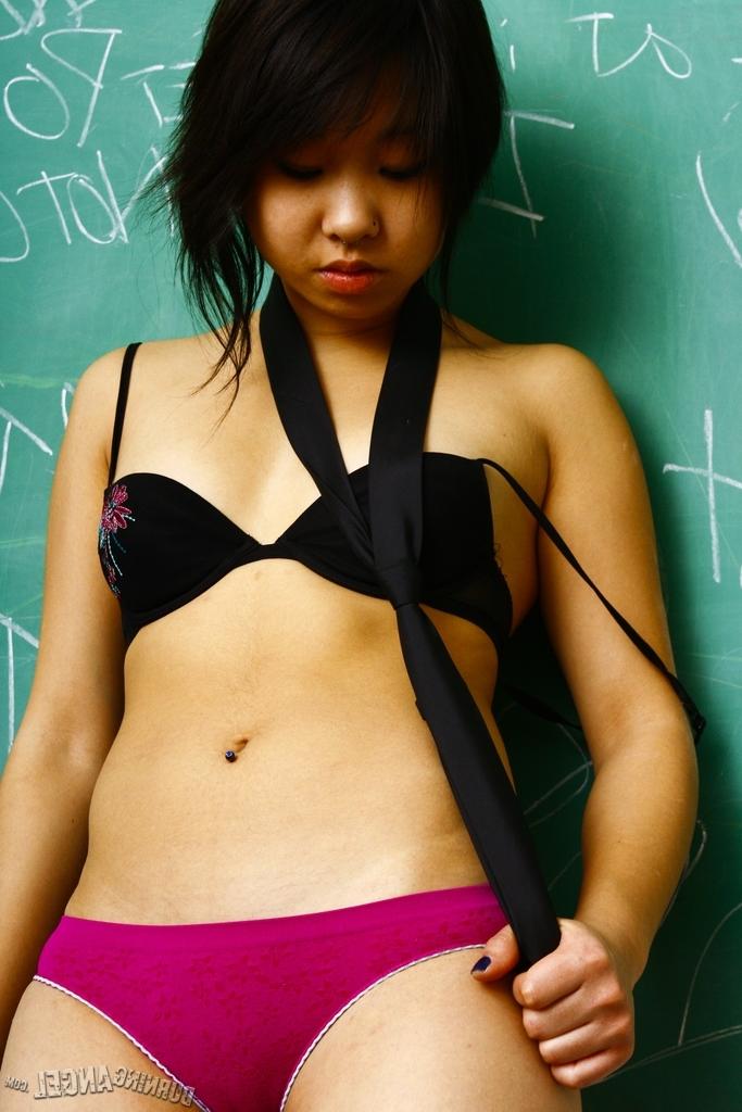 17P Asiatisches Schulmädchen mit kleinen Titten zieht sich im Klassenzimmer aus