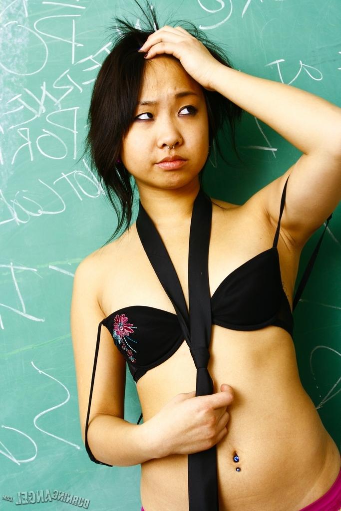 17P Asiatisches Schulmädchen mit kleinen Titten zieht sich im Klassenzimmer aus