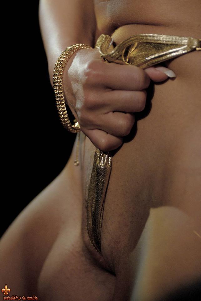 16P Blonde MILF Sharka Blue twerks at night while wearing a gold bikini
