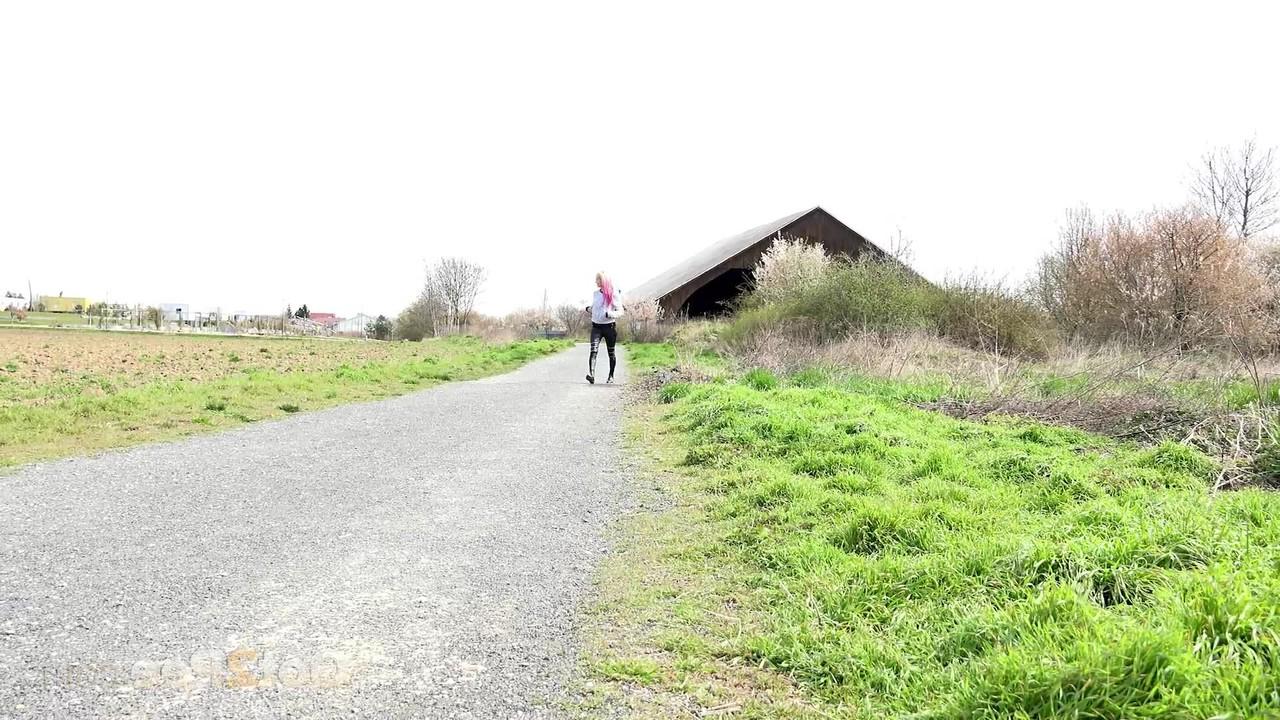 15P La rubia Adele mea en una carretera de grava en el campo