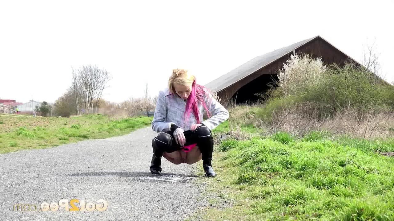 15P La rubia Adele mea en una carretera de grava en el campo