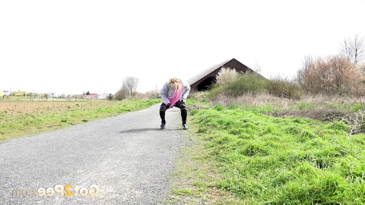 15P La rubia Adele mea en una carretera de grava en el campo