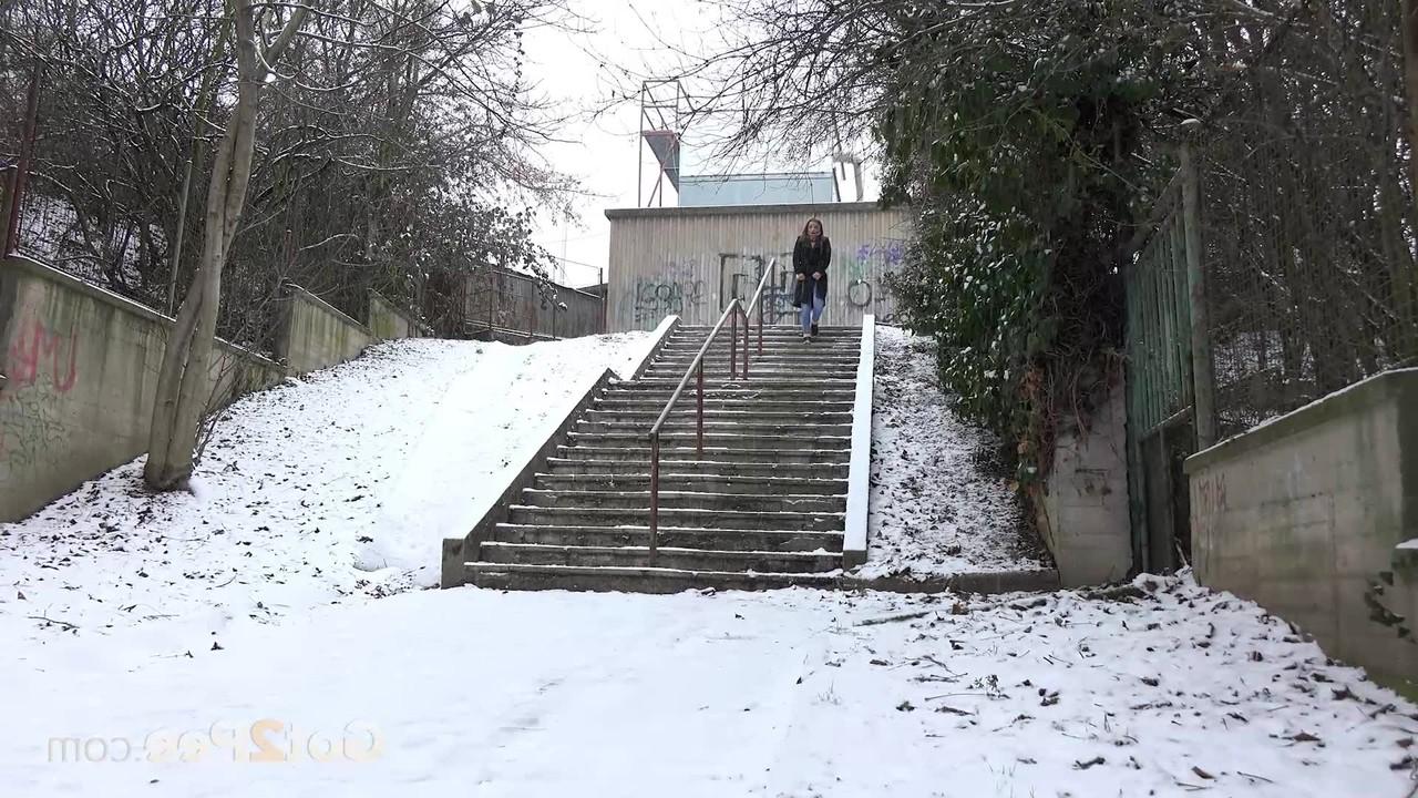 15P A garota baixinha Dafne mija no chão coberto de neve
