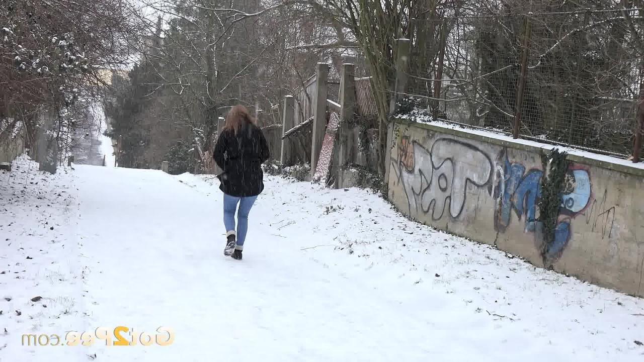 15P A garota baixinha Dafne mija no chão coberto de neve