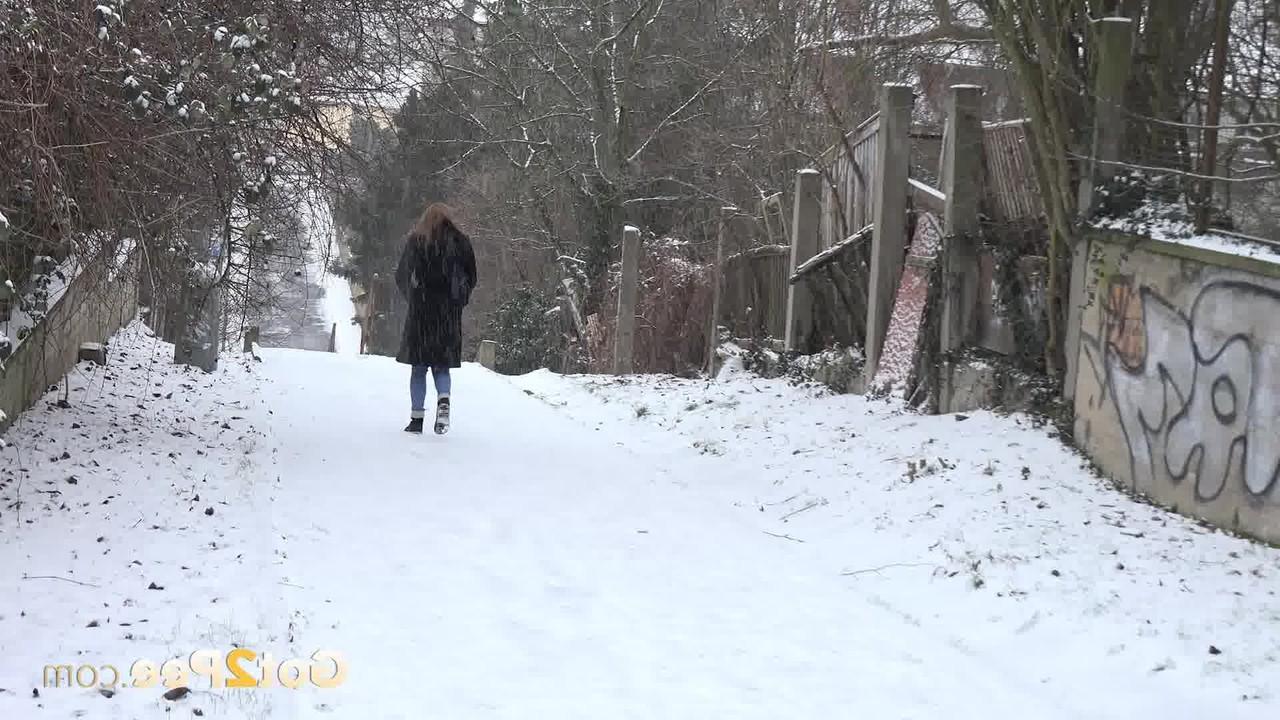 15P A garota baixinha Dafne mija no chão coberto de neve