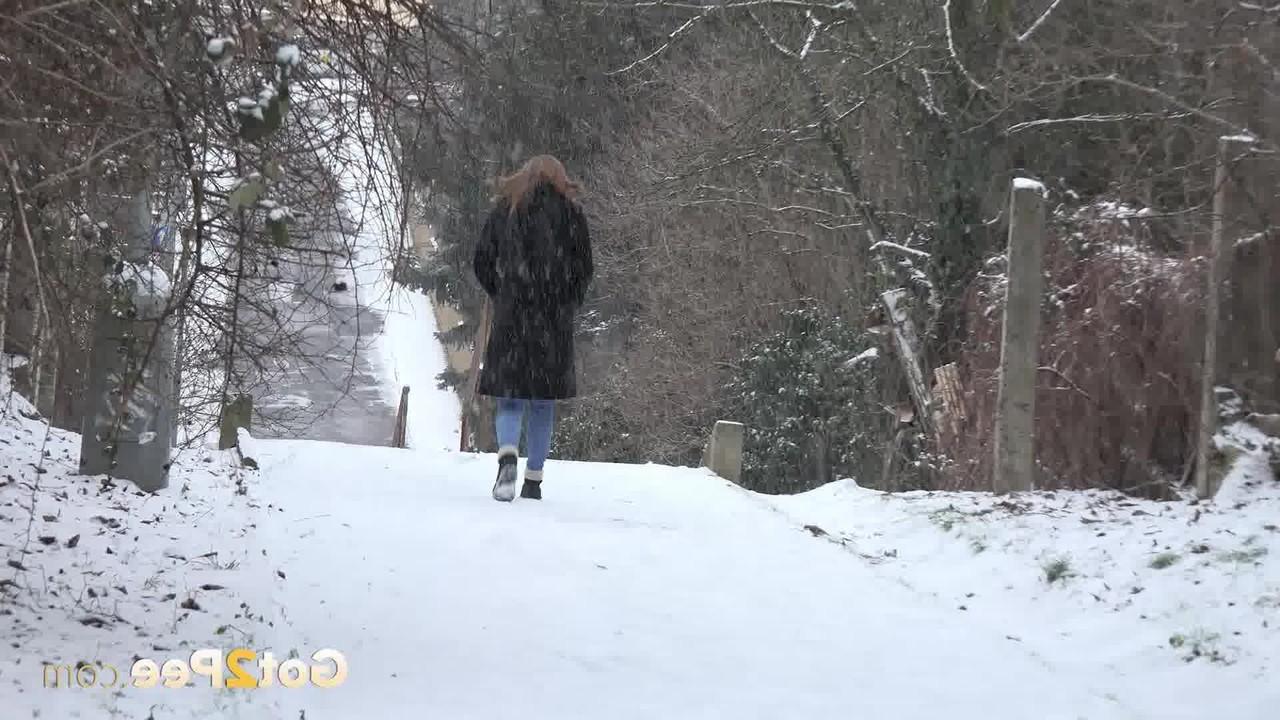 15P A garota baixinha Dafne mija no chão coberto de neve